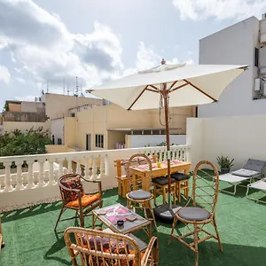 Privatunterkunft Close To Airport, Double Bedroom, Sofa-bed, Private Bathroom For Adults And Children Aged 10 And Over Only, Gudja
